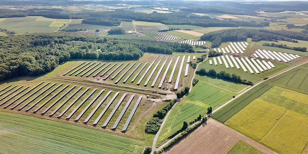 Obenansicht eines Solarparks in Bayern