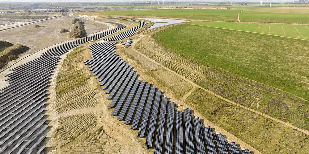 Obenansicht eines Solarparks in Nordrhein-Westfalen