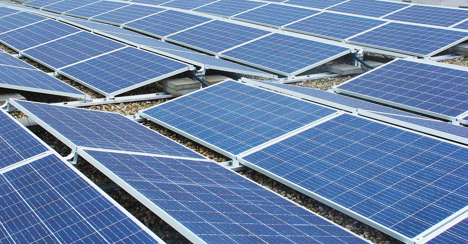Blick auf eine Flachdach-Photovoltaikanlage