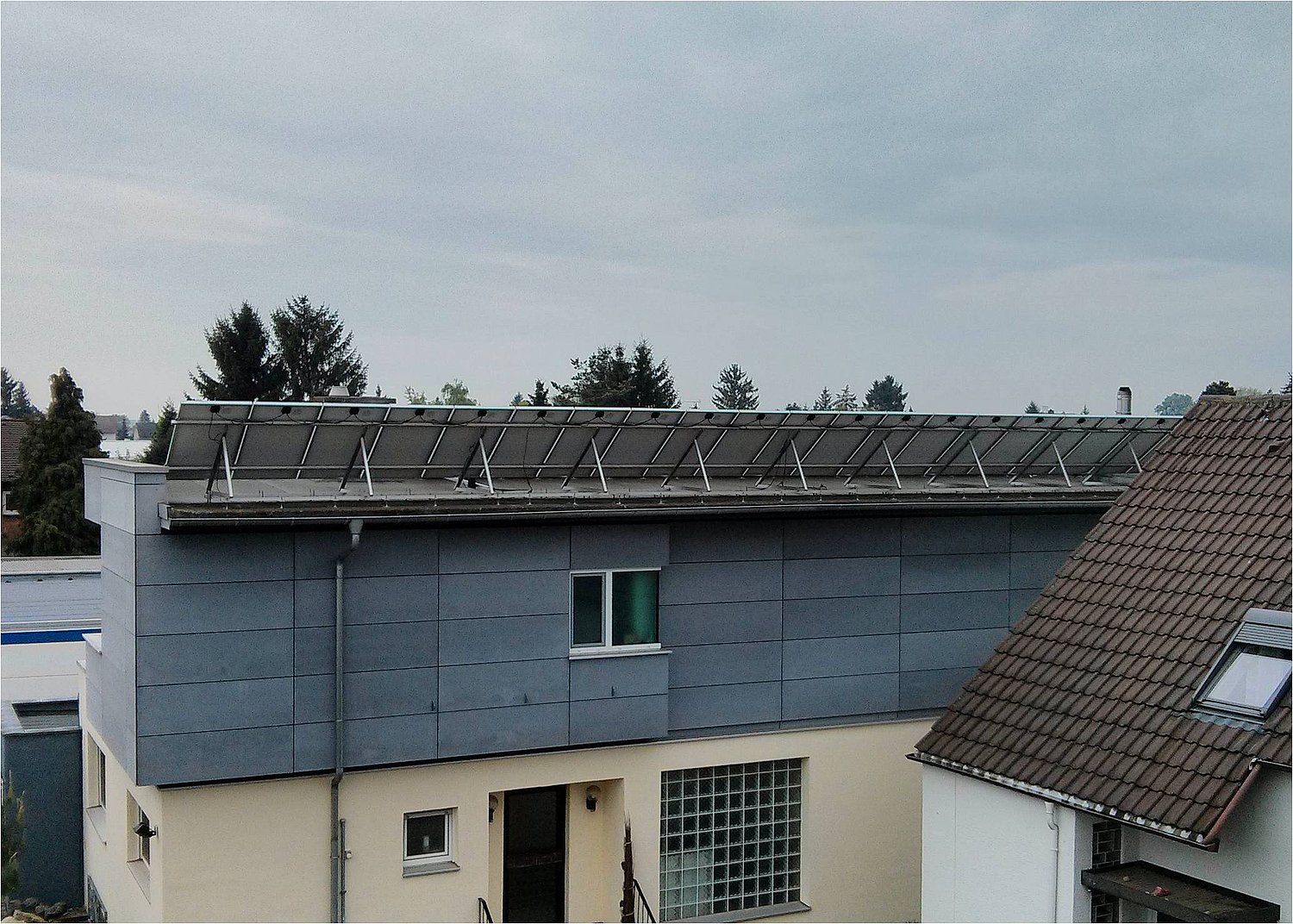 Mit einer Aufständerung können Solarmodule auf einem Flachdach mit optimalem Neigungswinkel ausgerichtet werden. (Foto: Photovoltaik.org)