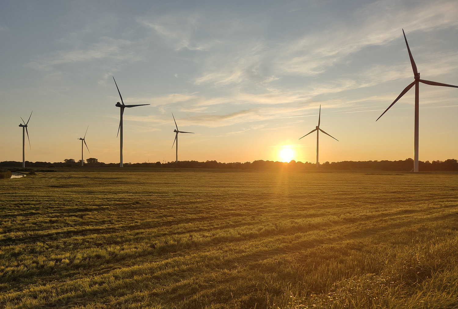 Sonnenuntergang mit Windrädern
