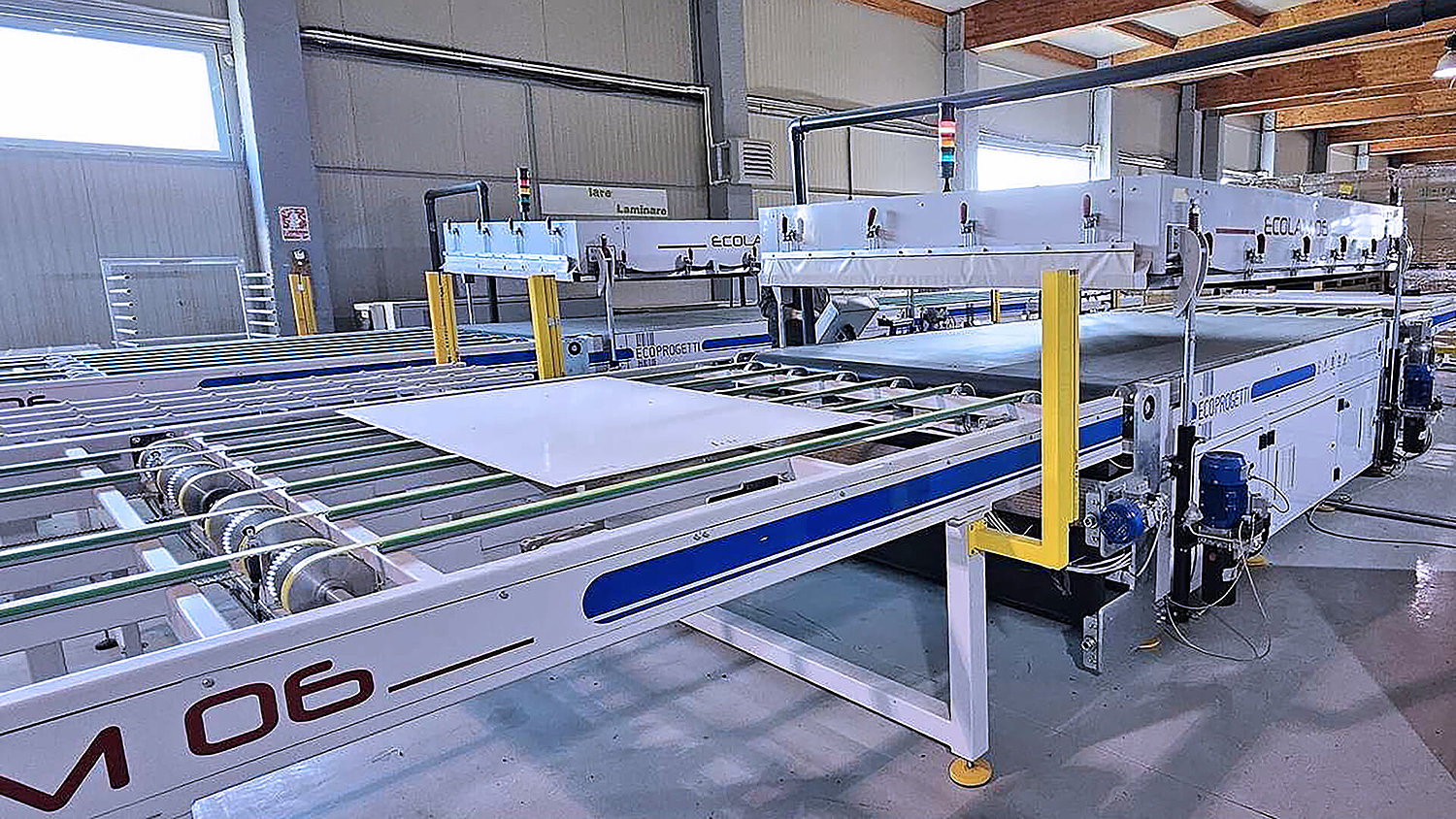 Dieses Bild zeigt eine Maschine zur Laminierung von Solarmodulen